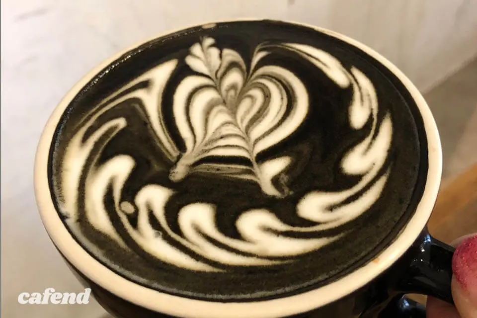 クールなビジュアル×マイルドな味わい】今注目のブラックラテとは？