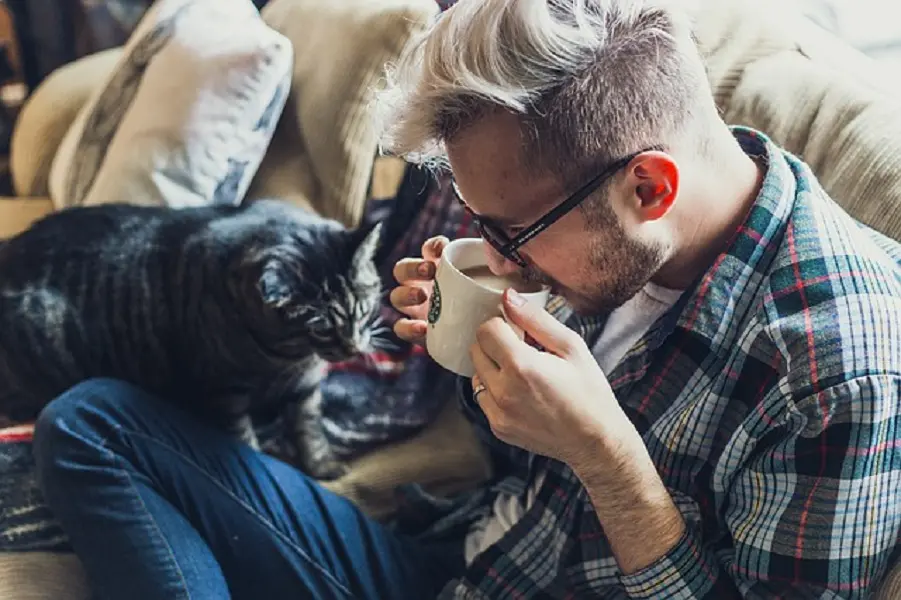 コーヒーを飲む男性
