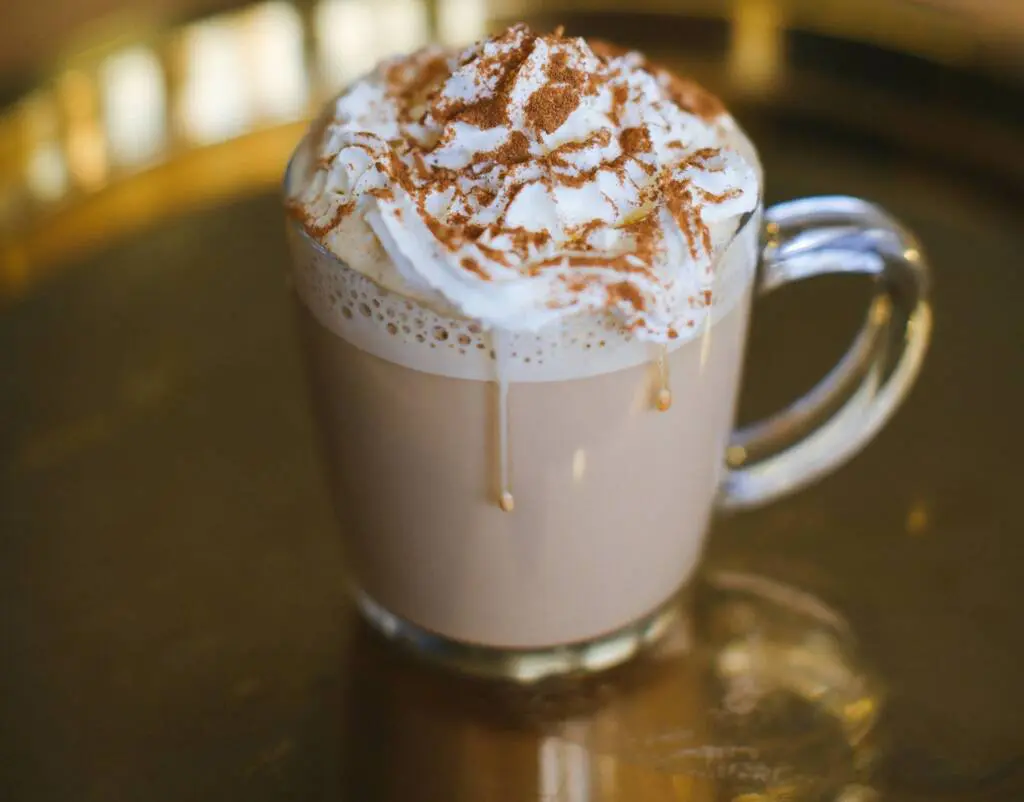 ウィンナーコーヒーの名前の由来は何？おすすめレシピと飲み方を紹介！