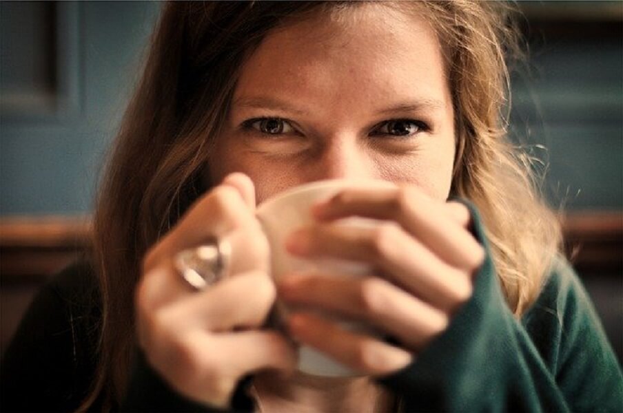 コーヒーを飲む女の子